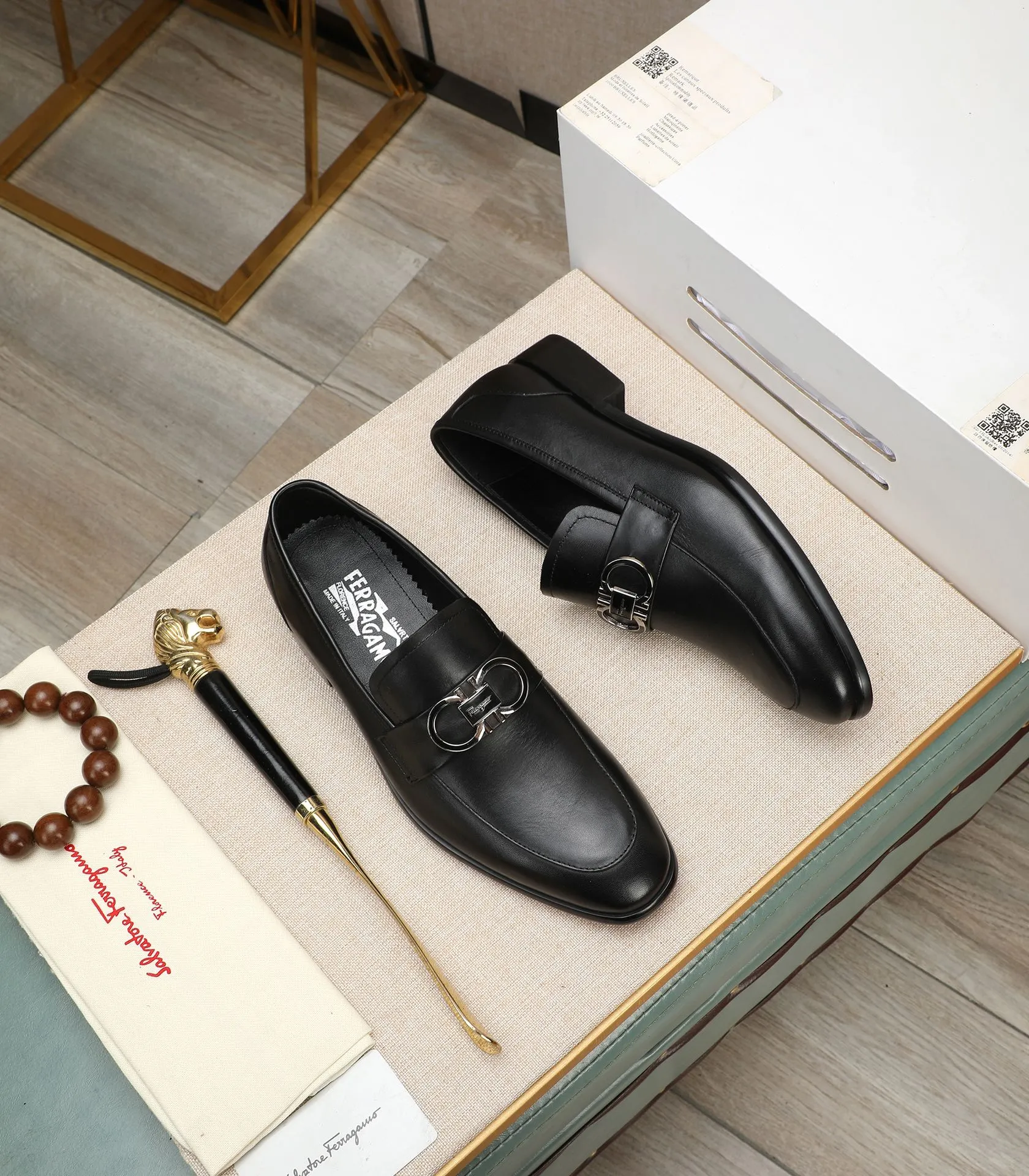 Men's shoes 💰540📛📛(water-dyed cowhide) Salvatore Ferragamo high-end (Salvatore Ferragamo) is the world's top luxury footwear brand. It comes from the fashion kingdom of Italy and is famous all over the world for its traditional handmade design and novel styles...🚶🏻🚶🏻New suit shoes are available simultaneously at the counter. This model is purely handmade. The fabric is imported from Italy's original first-layer cowhide. Soft water-dyed cowhide lining. Original authentic outsole🌀🌀Size: 38➖44 (45 customized)
